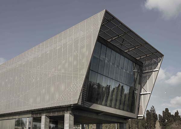 图建筑幕墙指的是建筑物不承重的外墙护围,通常由面板(玻璃,金属板