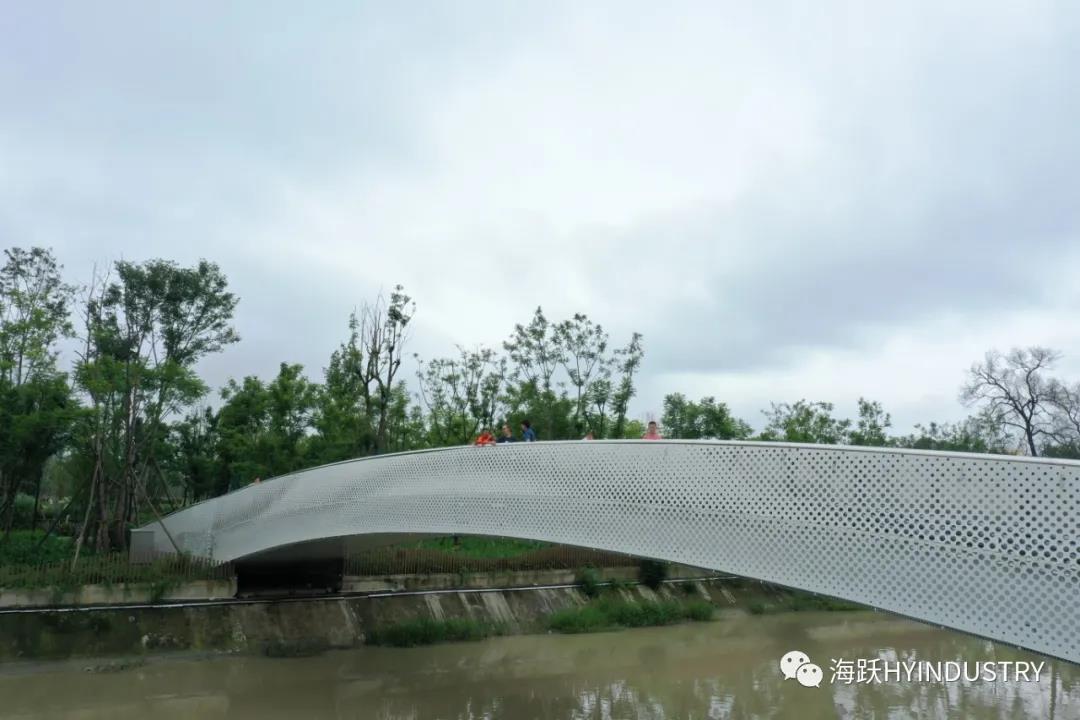 铝格栅图像冲孔板:上海之巅
