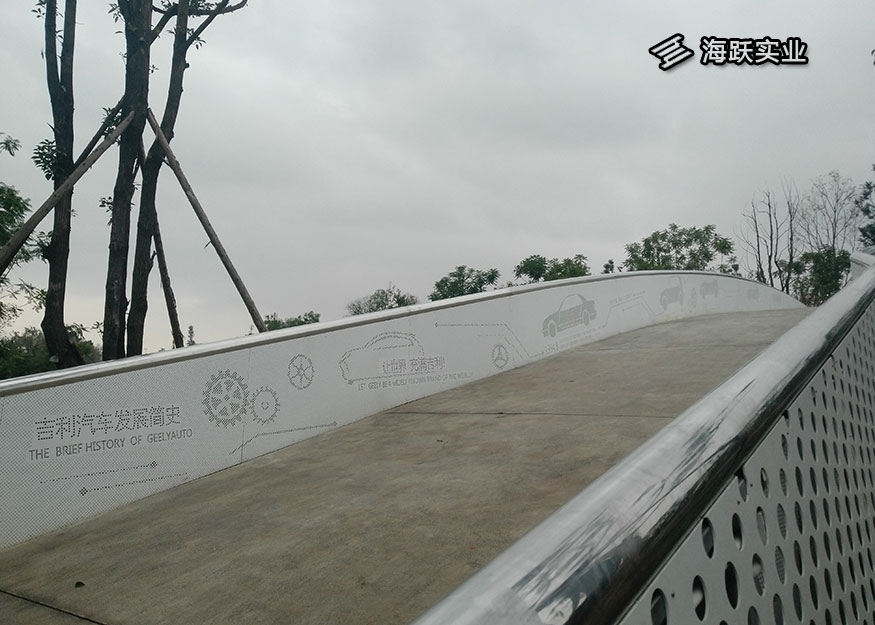 东风渠冲孔板围栏栅栏实景图
