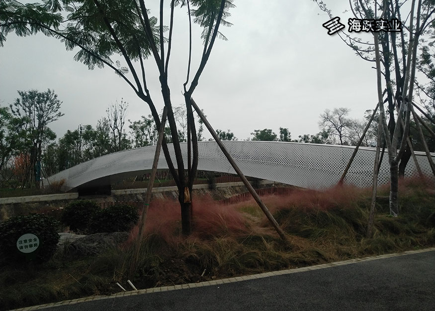 东风渠冲孔板围栏栅栏实景图
