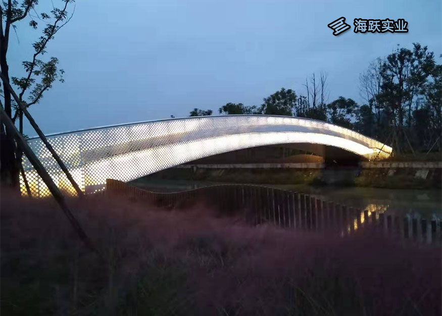 东风渠冲孔板围栏栅栏实景图