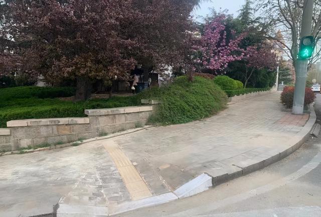 行步道设备箱安全吗 步行道用的是什么材料