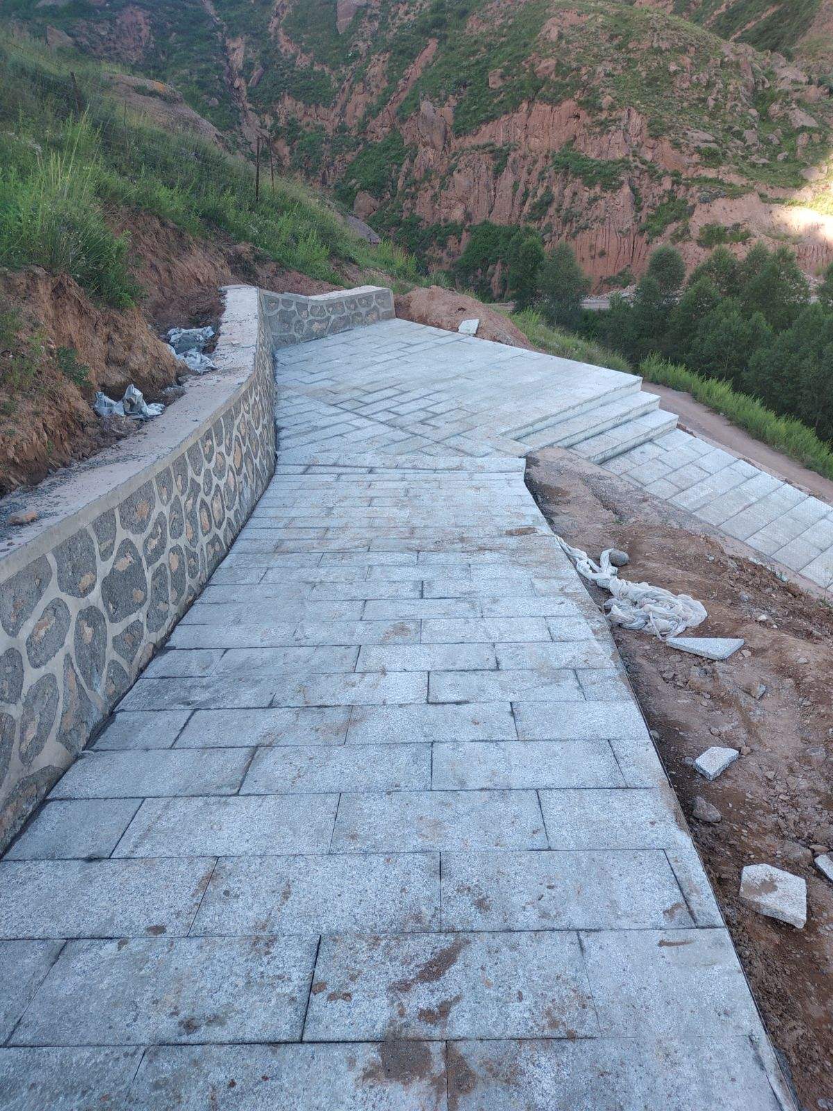 步道砖铺装安全交底 铺设步道砖有哪些程序
