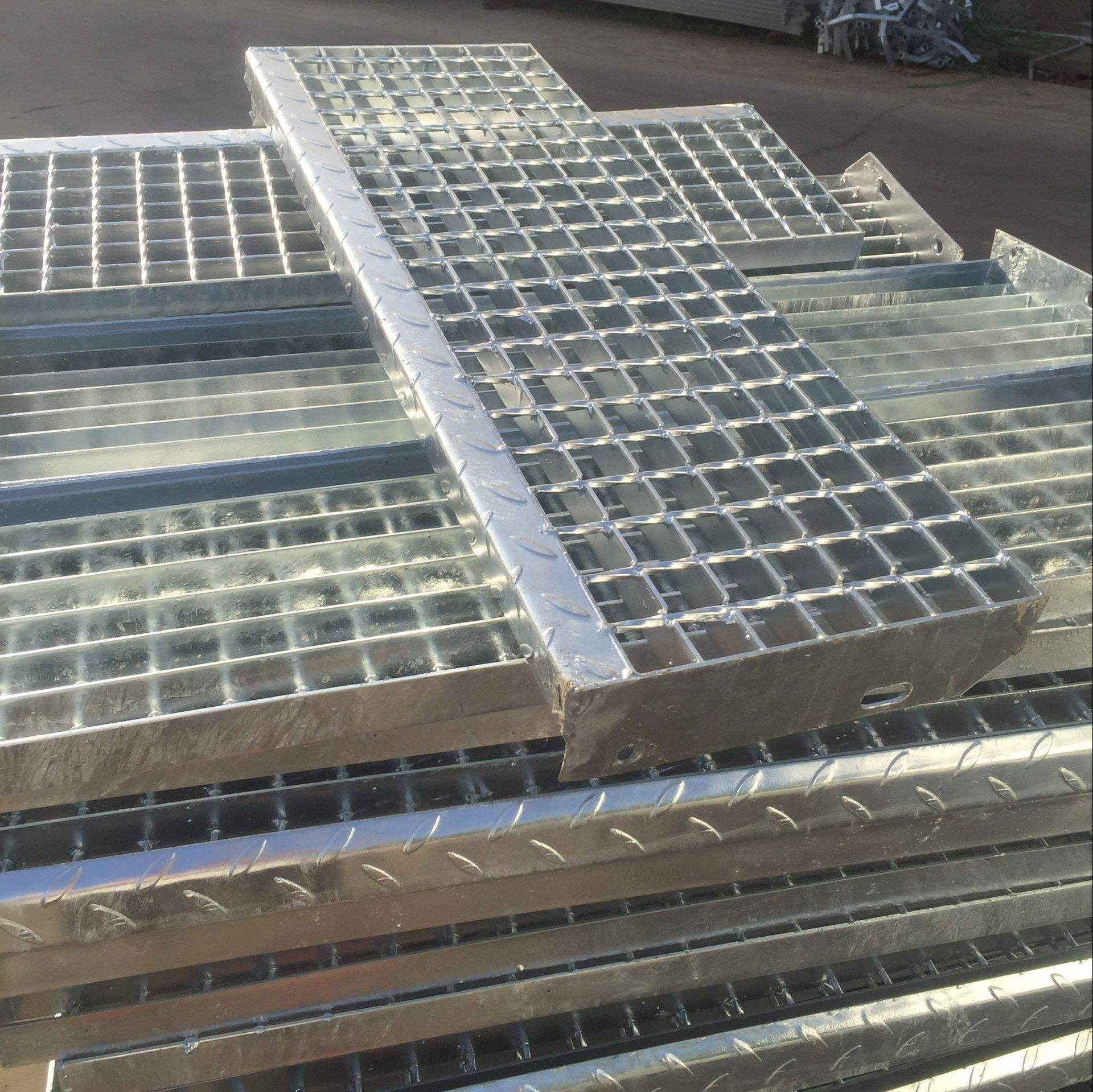 钢格栅板踏步价格 钢格栅踏步板理论重量