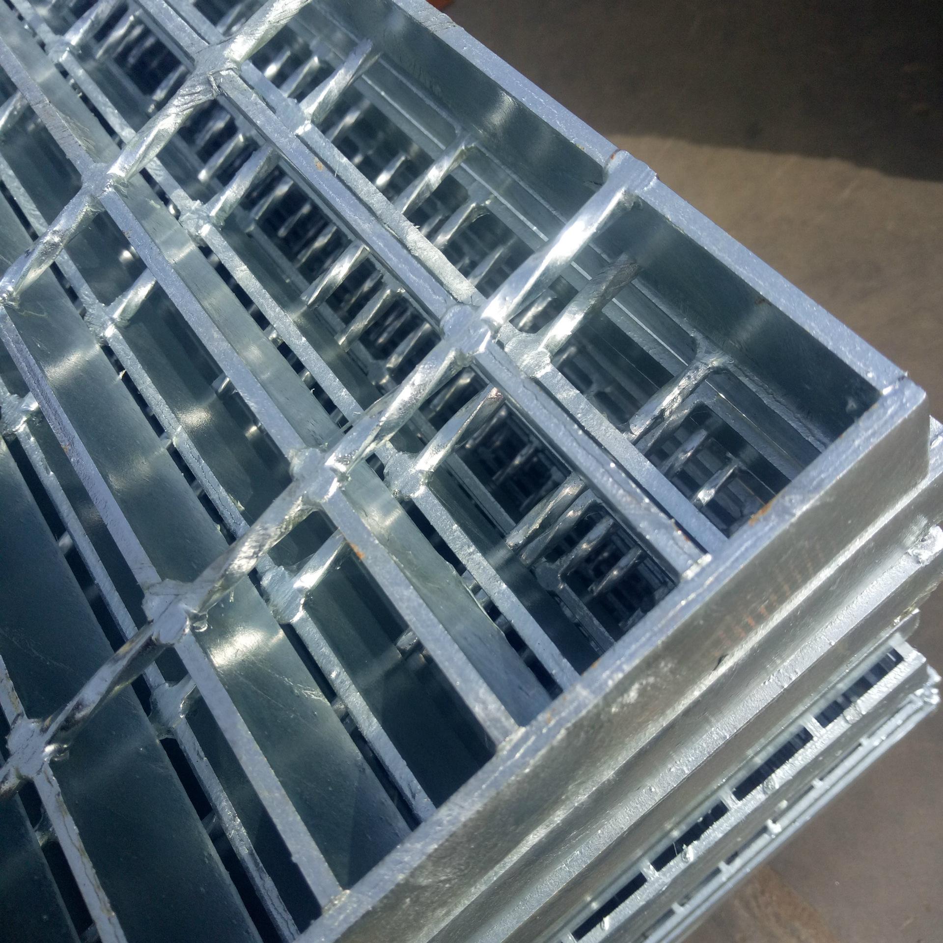 常州钢格栅踏步板厂家 钢格栅楼梯踏步板规格表