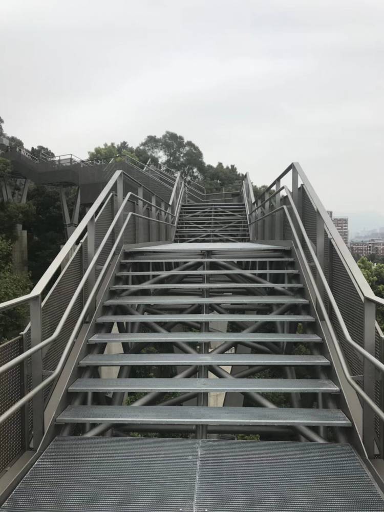 格栅板楼梯踏步踢脚板 格栅板楼梯踏步踢脚板怎么安装