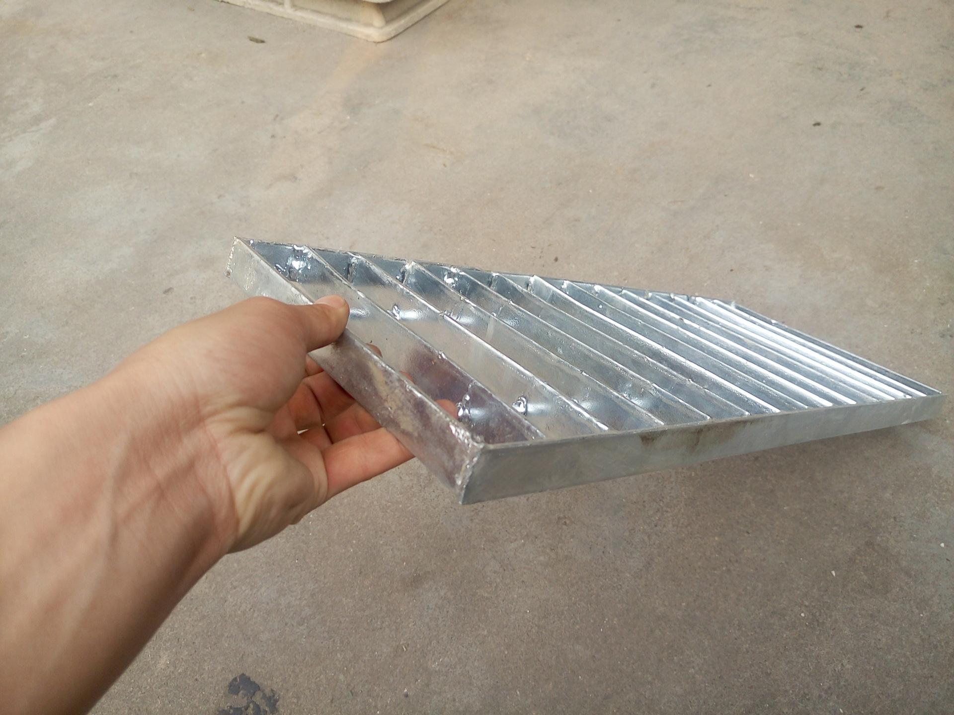 楼梯踏步防滑格栅板 楼梯踏步防滑格栅板安装