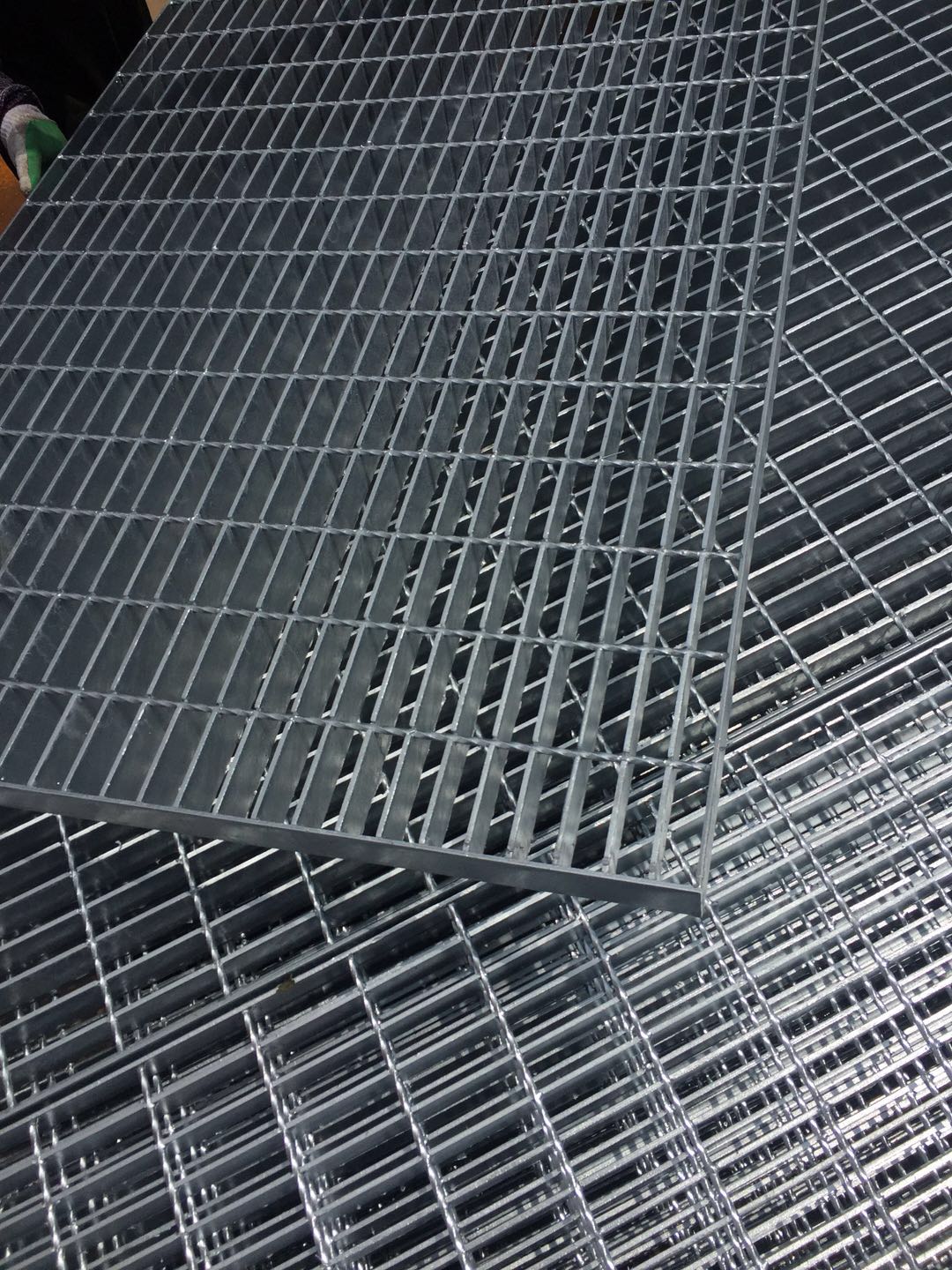 韶关重荷载钢格栅踏步板 韶关重荷载钢格栅踏步板生产厂家