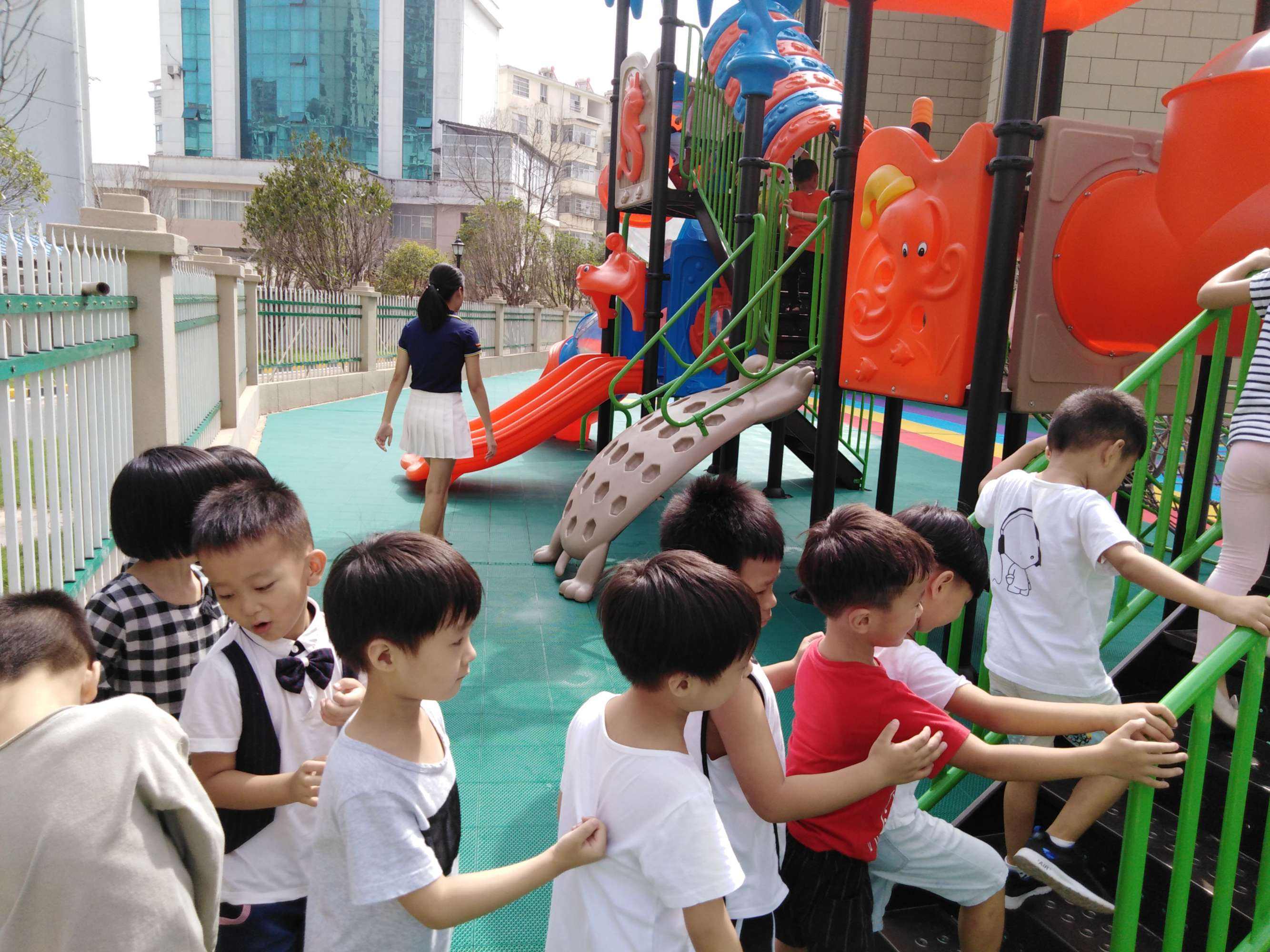步道爬滑梯大班安全教育 幼儿园大班安全玩滑梯教育教案