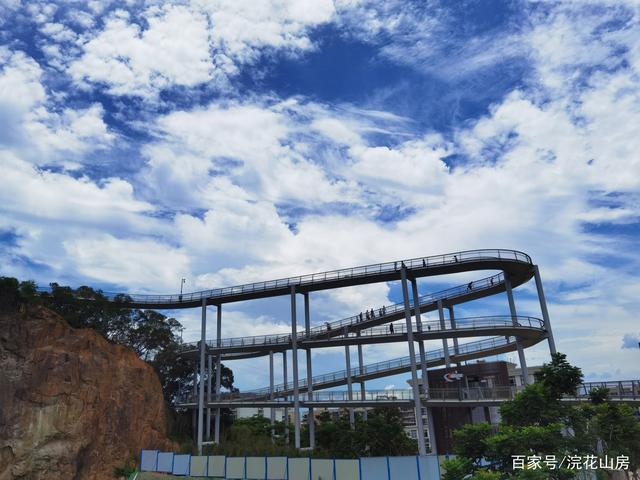 空中步道安全绳断掉 走空中索道 安全绳断
