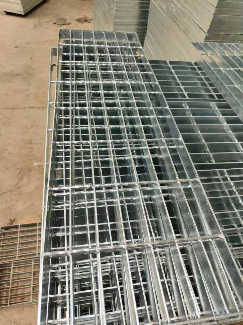 专用楼梯踏步板钢格栅商家 专用楼梯踏步板钢格栅商家有卖的吗