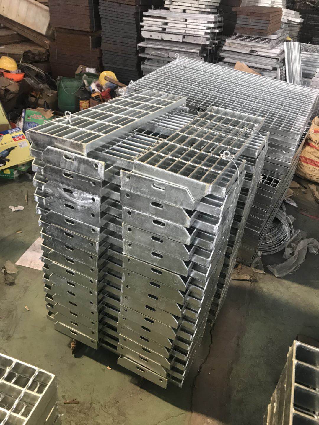 成品格栅踏步板 成品格栅踏步板安装视频