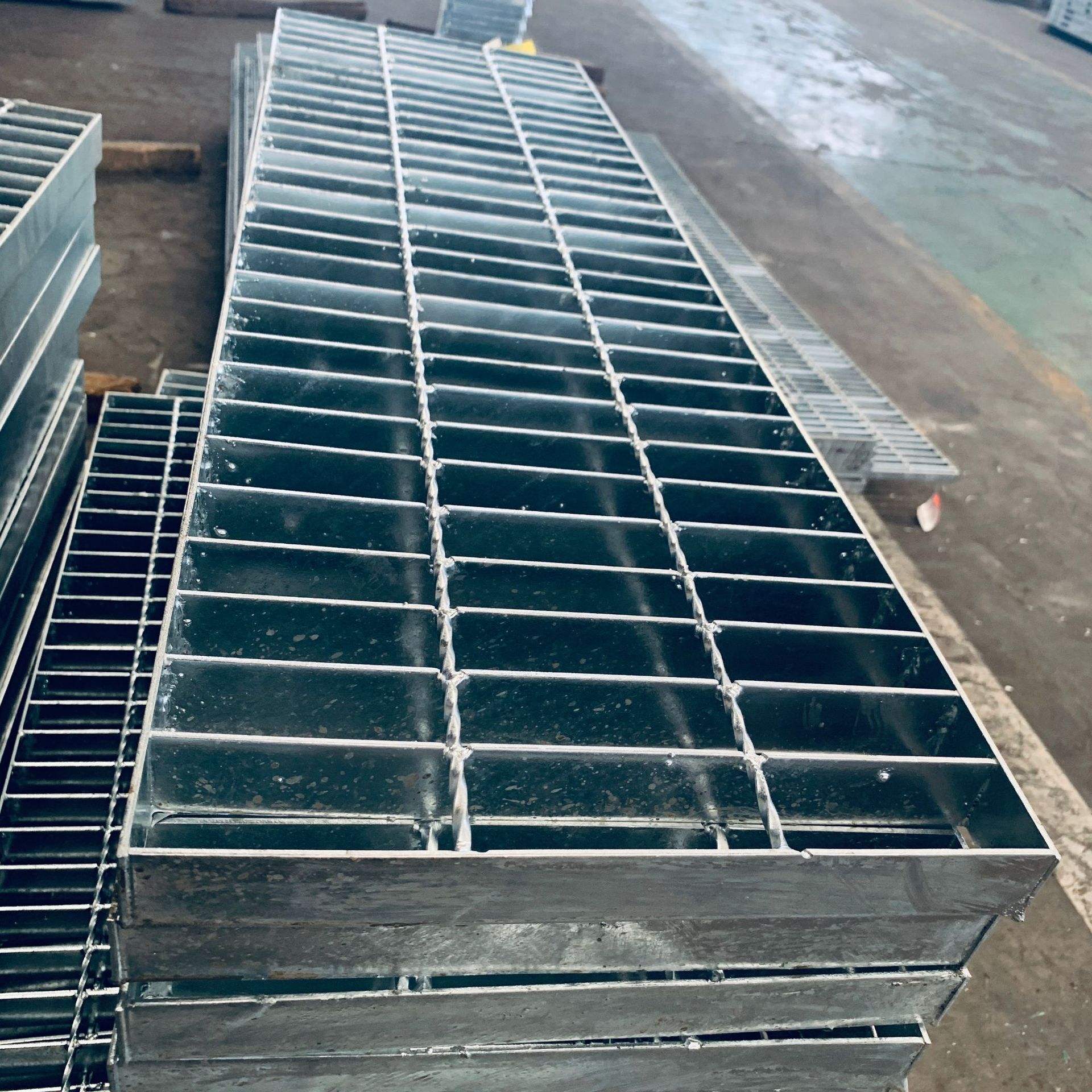 地下室钢格栅踏步板 格栅板楼梯踏步及平台参照图集