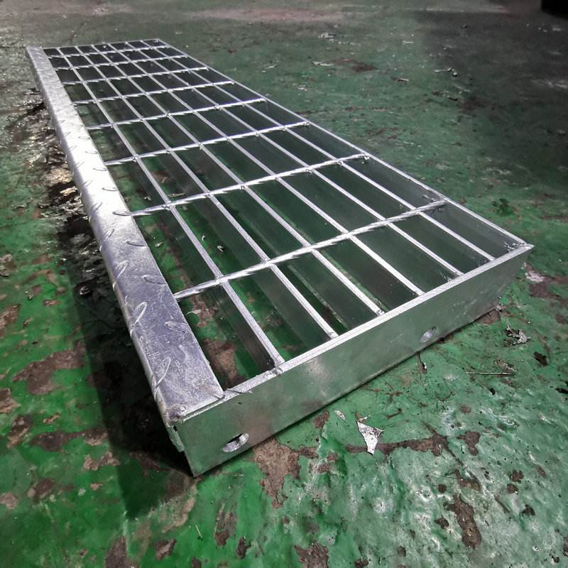 格栅板踏步的钢梯 钢格栅楼梯踏步板规格表