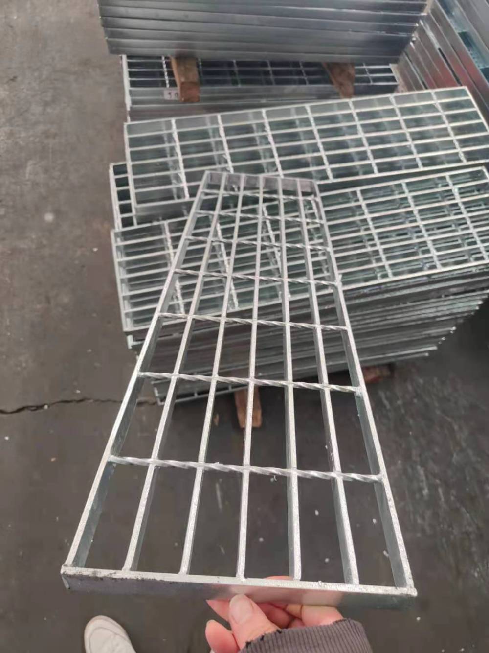 合肥楼梯踏步板钢格栅价格 格栅踏步板理论重量表 标准