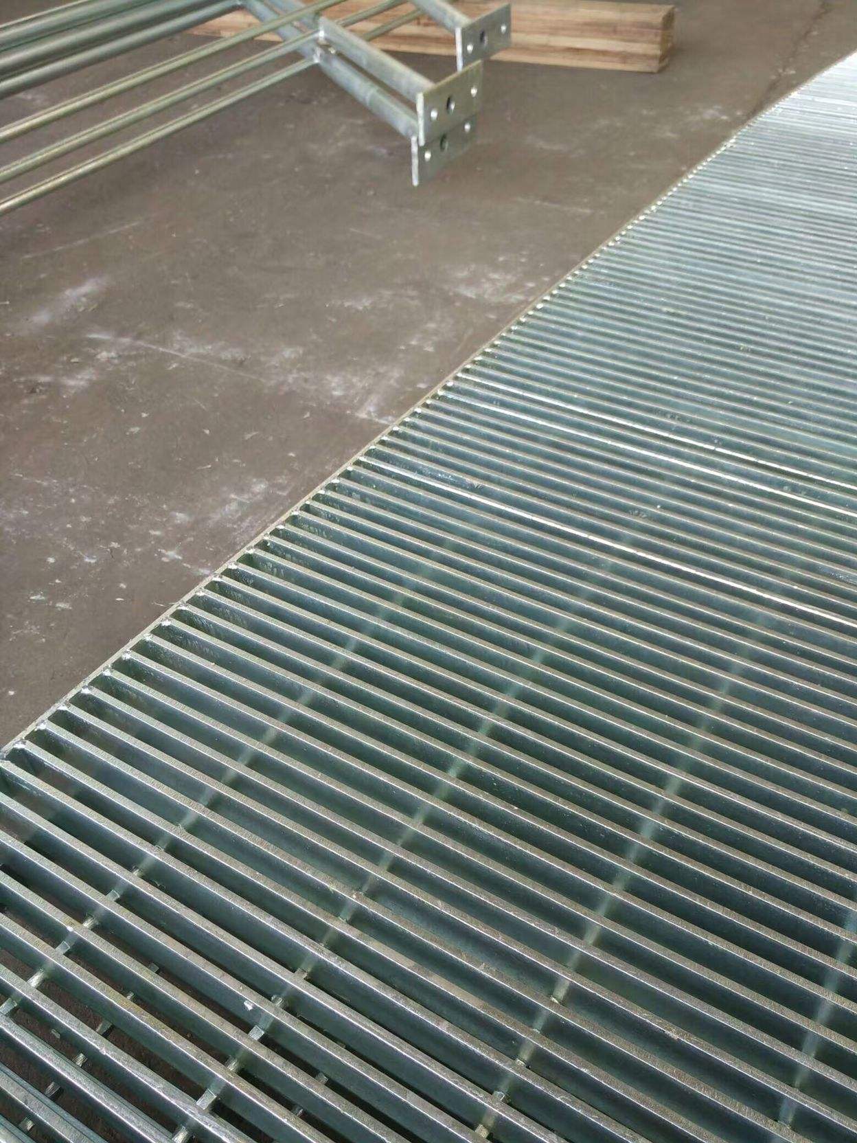 踏步钢格栅板供应 踏步格栅板规格型号