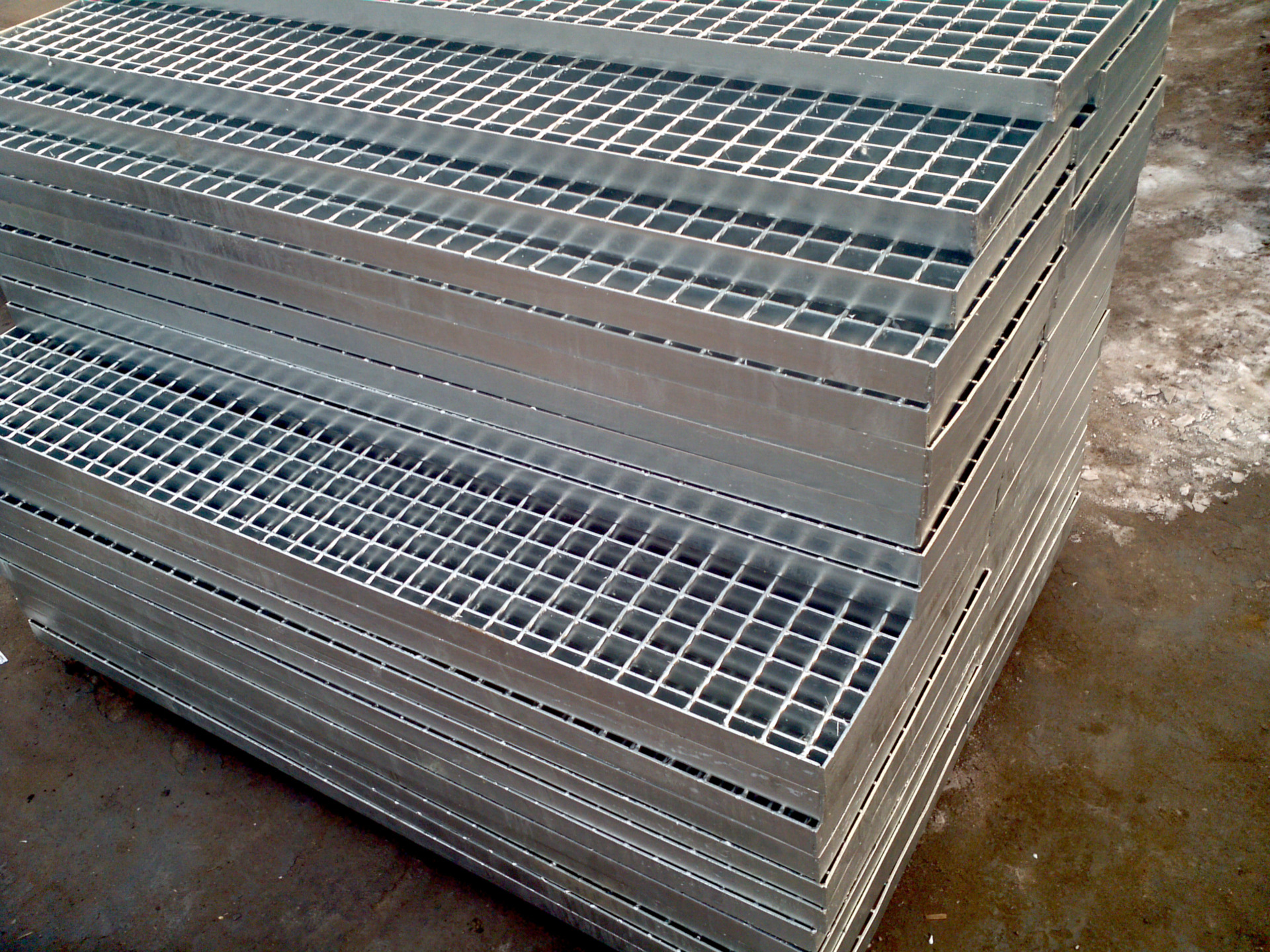 南京紫金楼梯踏步格栅板 南京紫金楼梯踏步格栅板厂家