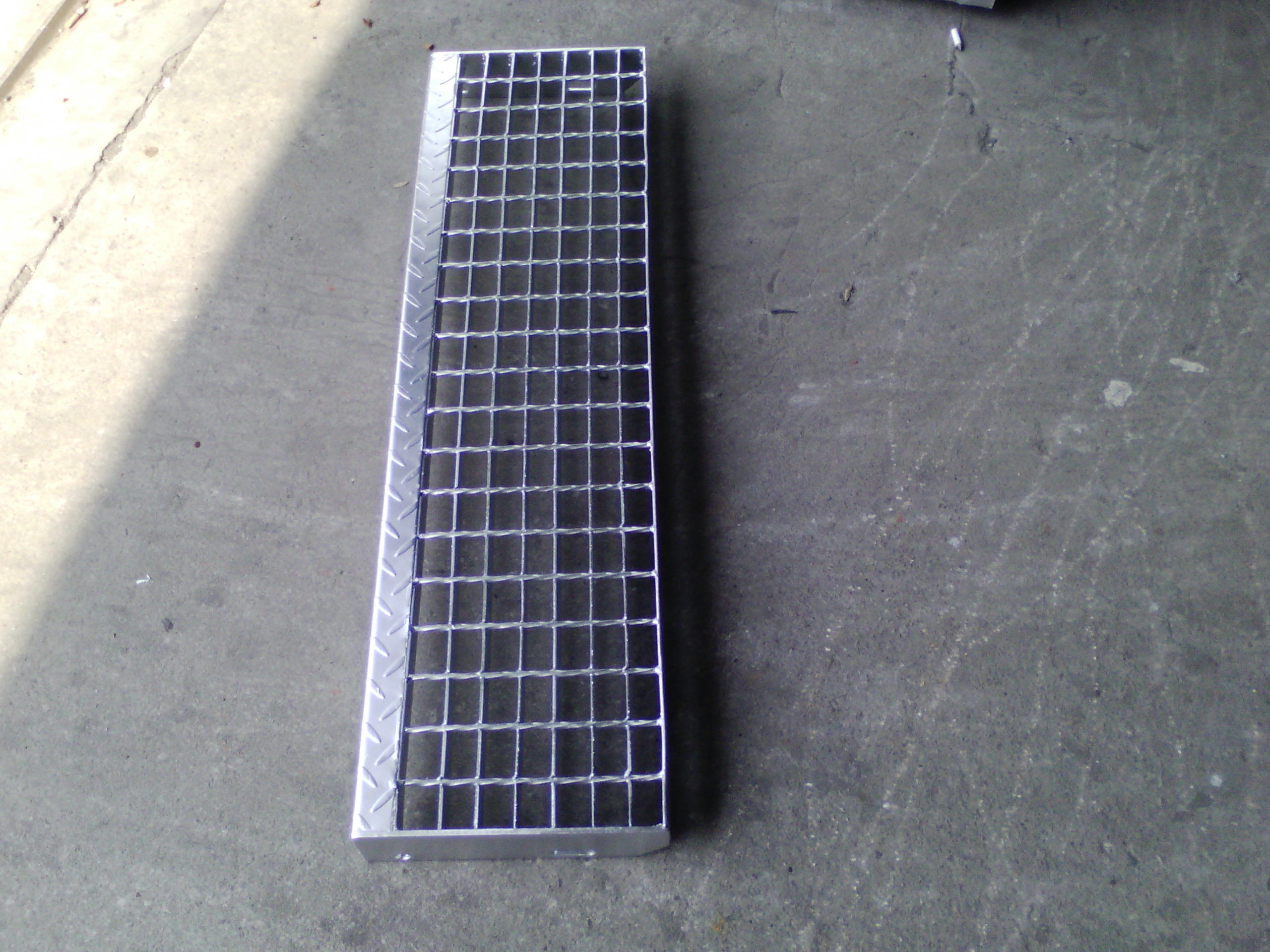 钢格栅板踏步和沟盖 钢格栅踏步板理论重量