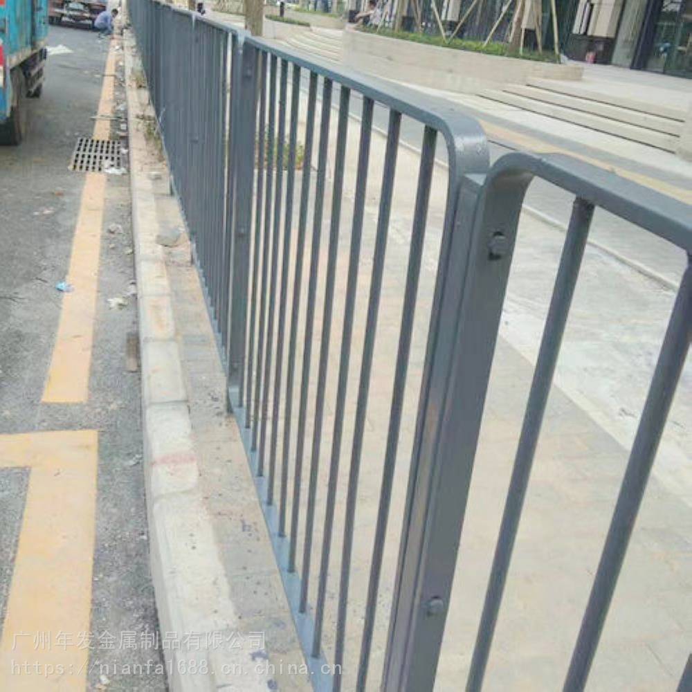 护栏塌陷步道安全隐患 防护栏倒塌,存在极大的安全隐患