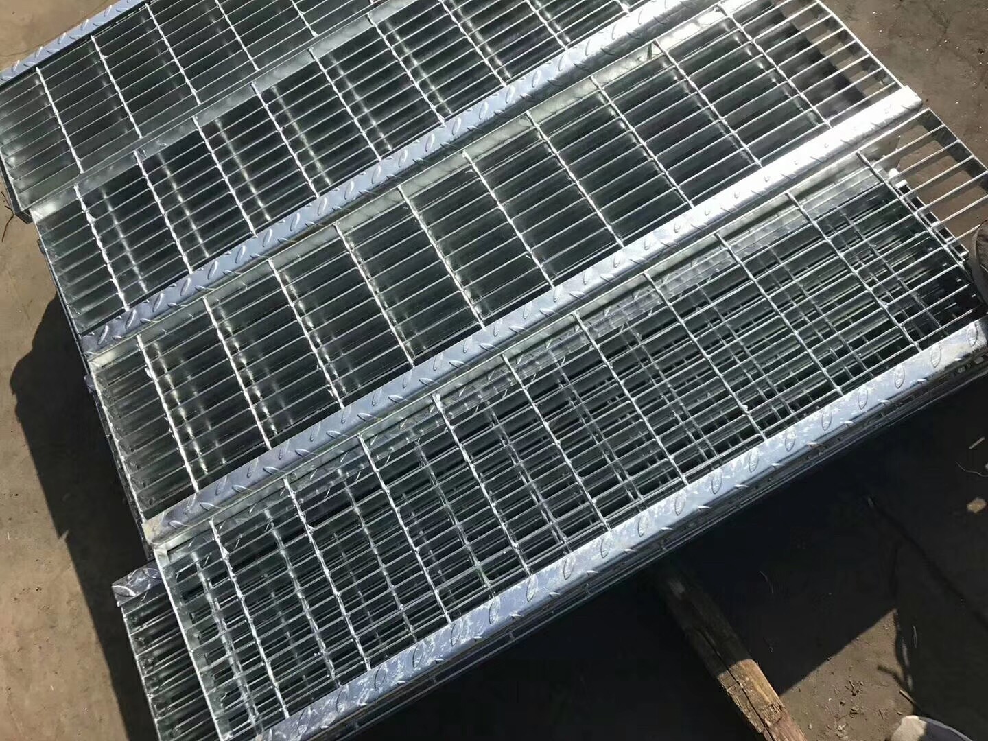 游泳池防滑格栅踏步板图片 