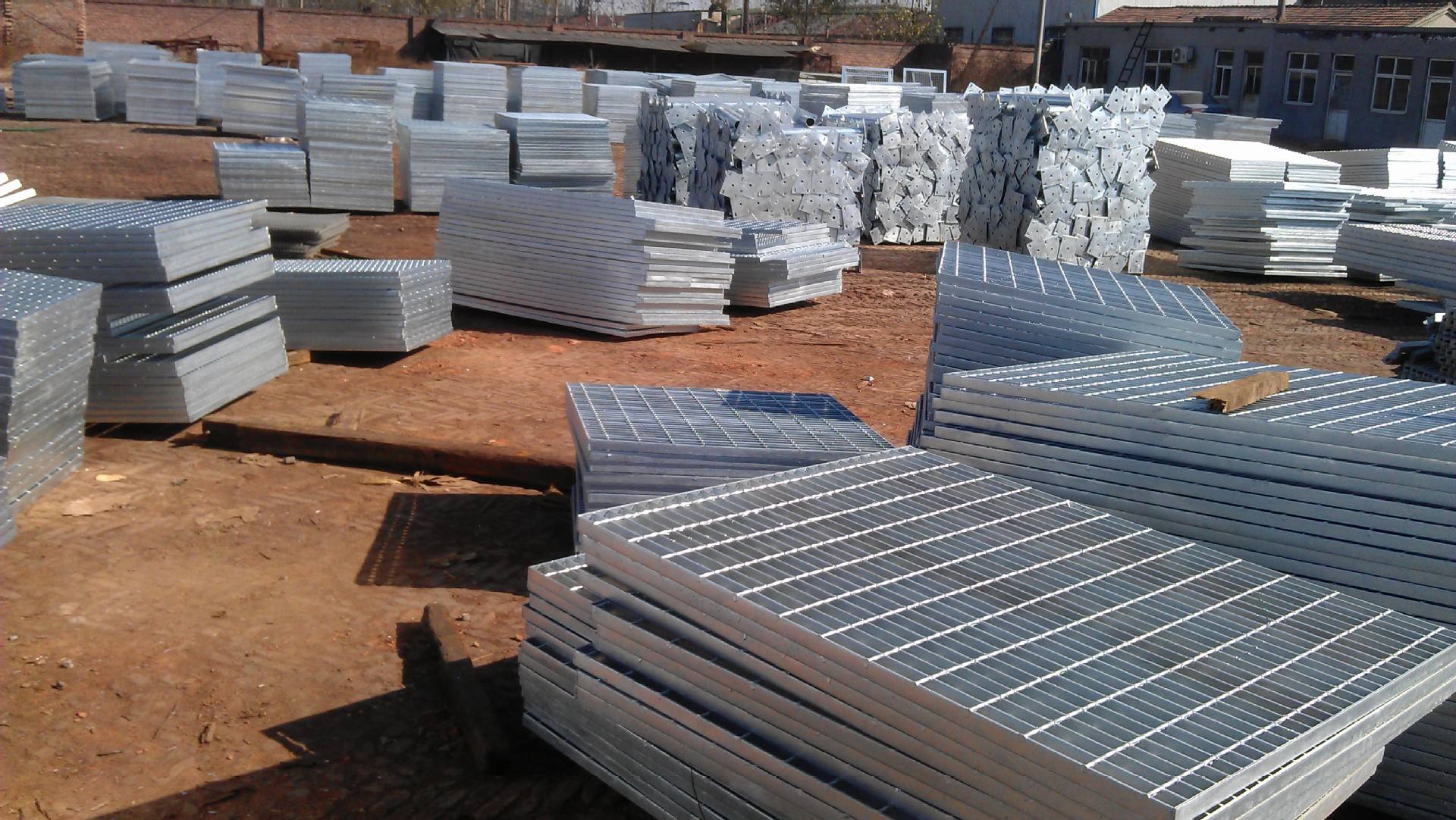 汕头花纹板钢格栅踏步板 汕头花纹板钢格栅踏步板厂家