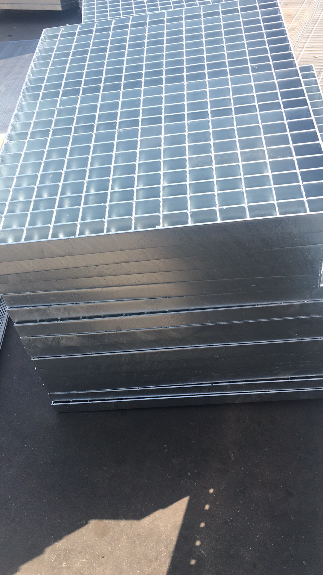 河源平台钢格栅踏步板 钢格栅楼梯踏步板规格表