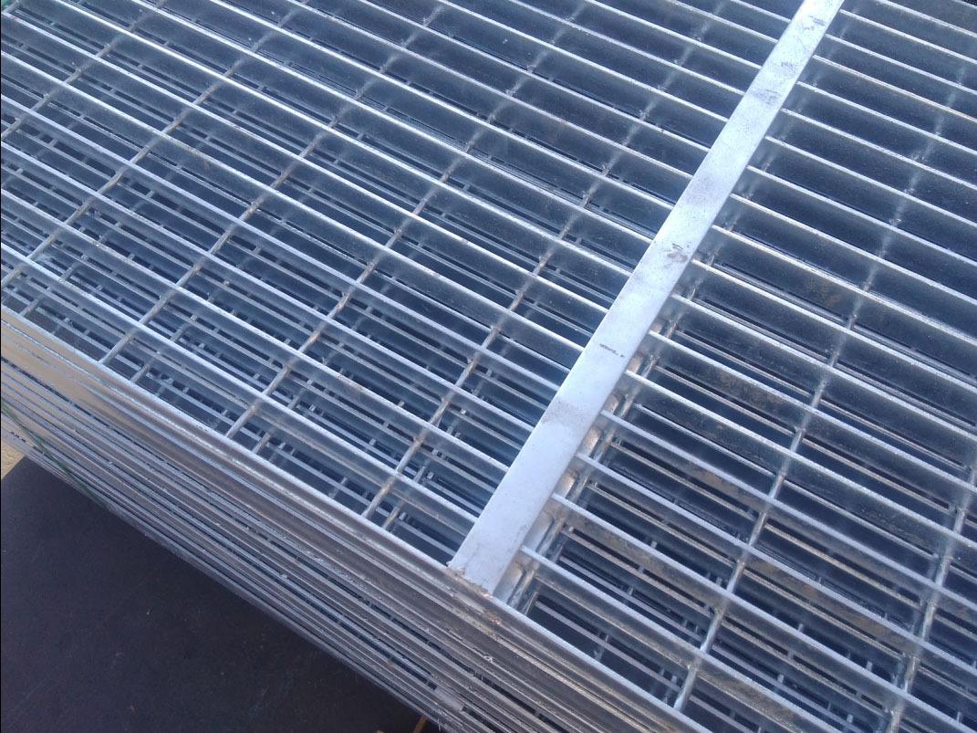 云浮水厂钢格栅踏步板 钢格栅楼梯踏步板规格表
