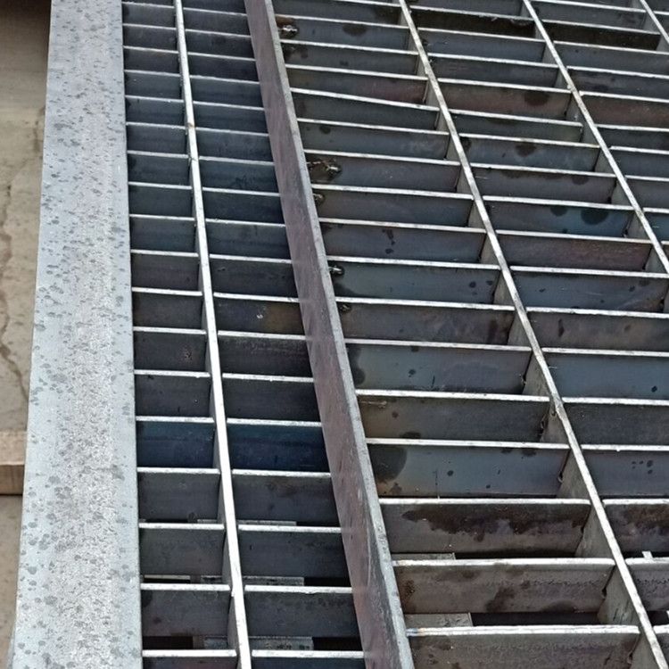 钢格栅板踏步规格表 钢格栅楼梯踏步板规格表