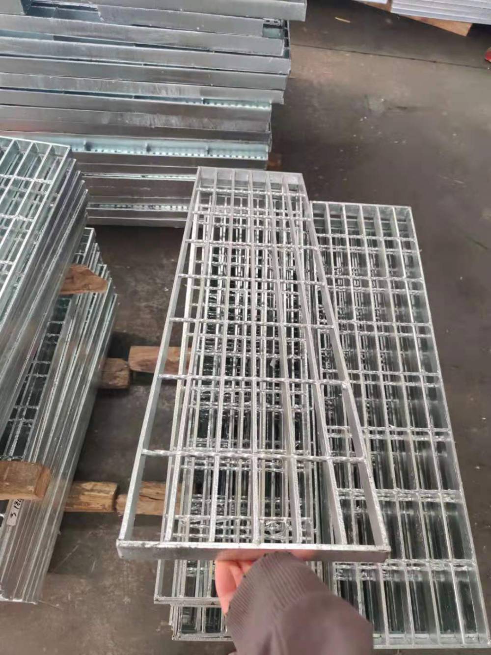 阳江石油化工钢格栅踏步板 阳江石油化工钢格栅踏步板厂家电话