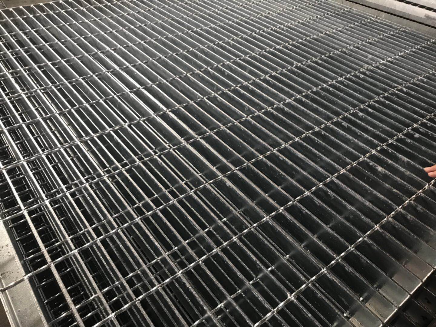 重荷载钢格栅踏步板 重荷载钢格栅踏步板安装规范