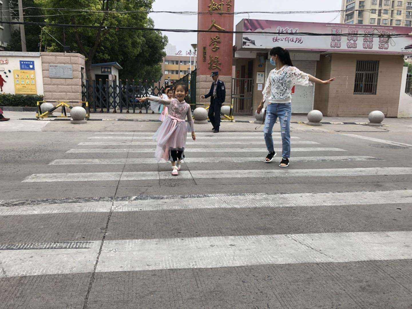 校园门口安全步道图片卡通 校园门口安全步道图片卡通画