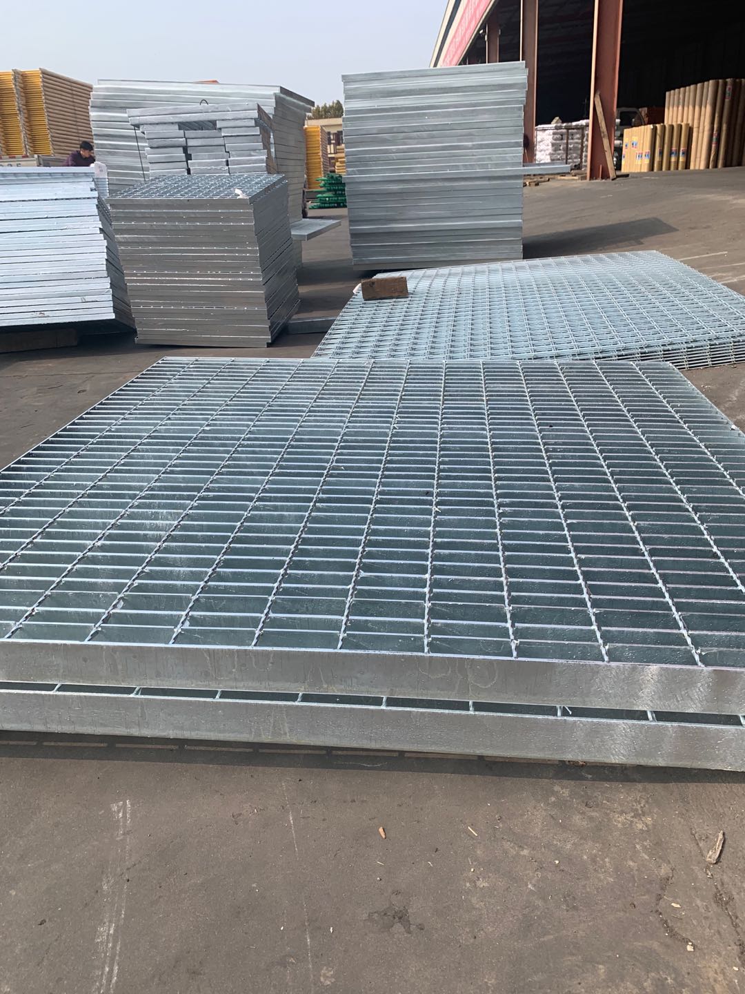 江西专业楼梯踏步板钢格栅 格栅板楼梯踏步及平台参照图集