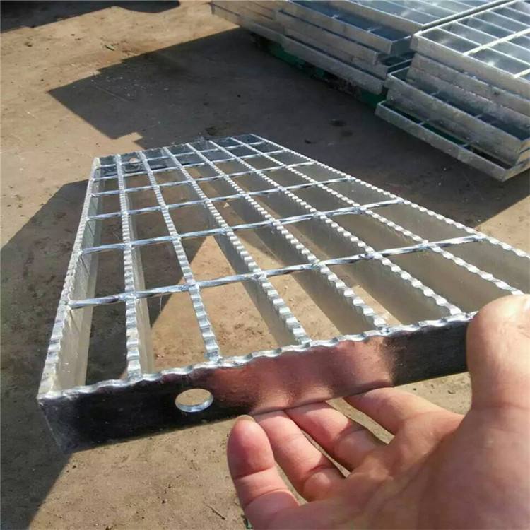 钢梯踏步t1钢格栅板 钢格栅楼梯踏步板规格表
