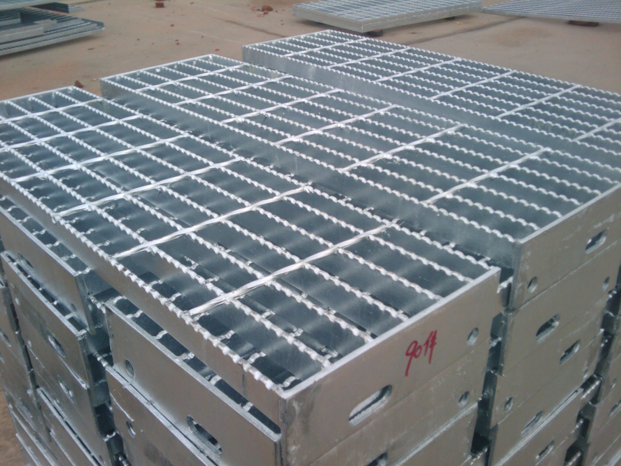 宁夏踏步板钢格栅板安装夹 格栅踏步板理论重量表 标准