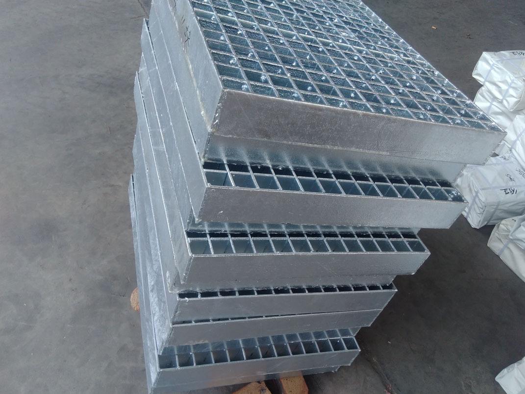 踏步钢格栅板 格栅踏步板执行标准