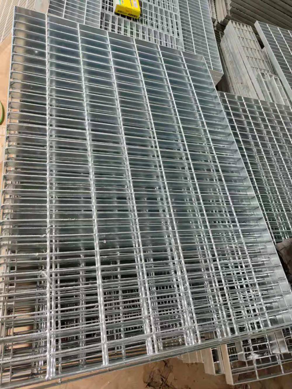 镀锌金属格栅踏步板图片 