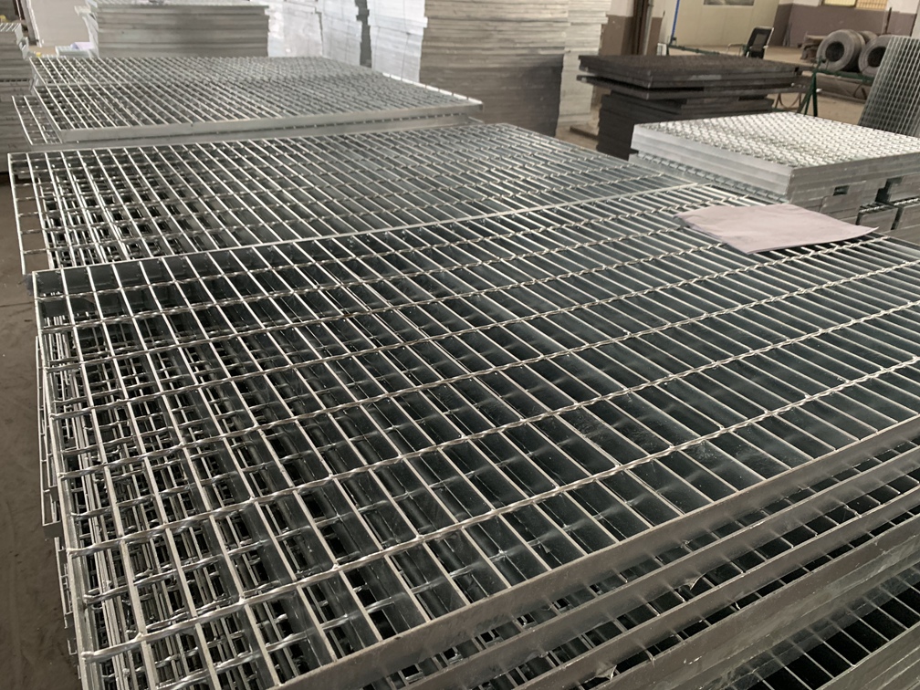 长沙热镀锌格栅踏步板 热镀锌钢格栅踏步板标准