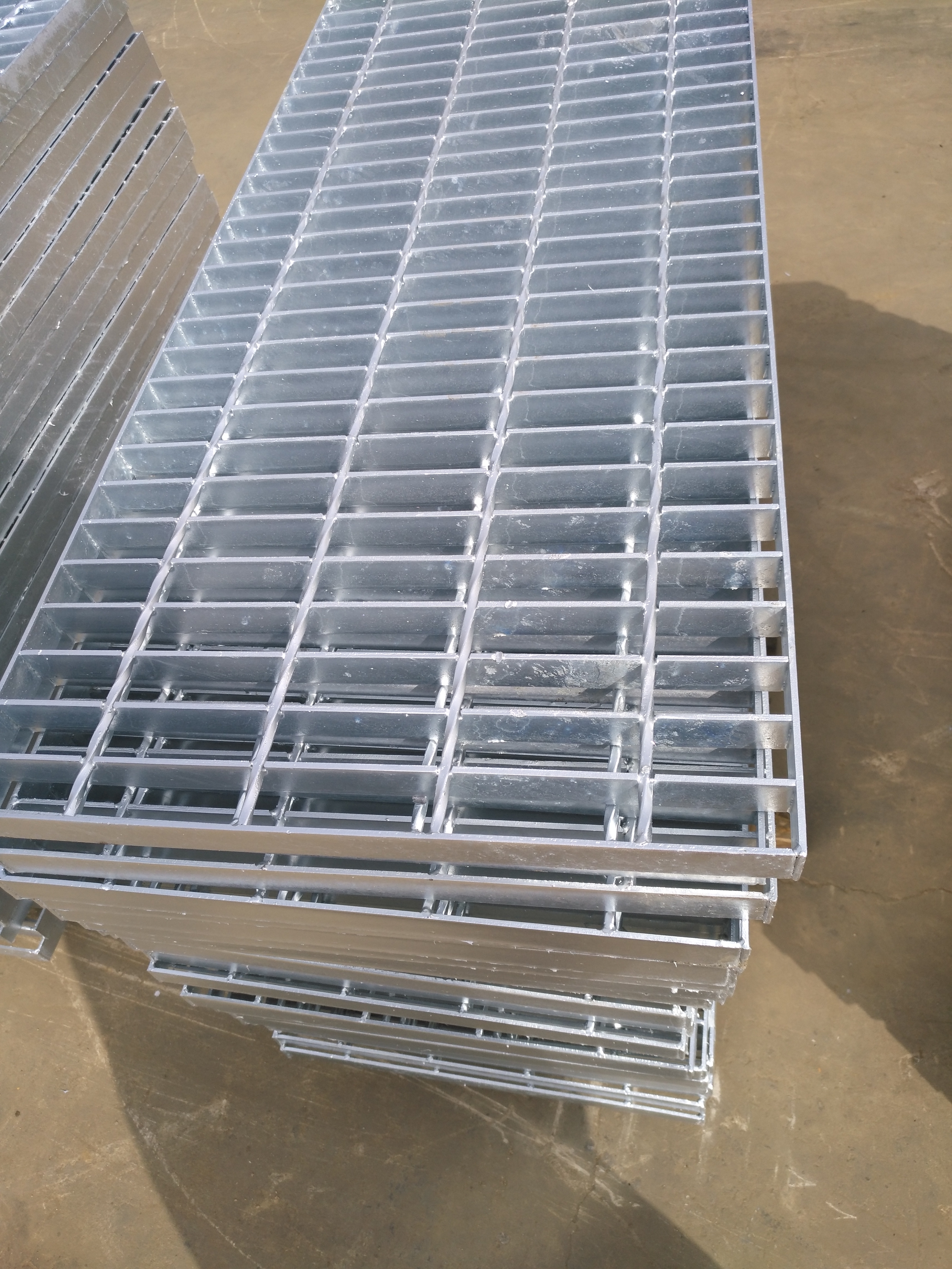 揭阳高空平台钢格栅踏步板 揭阳高空平台钢格栅踏步板厂家