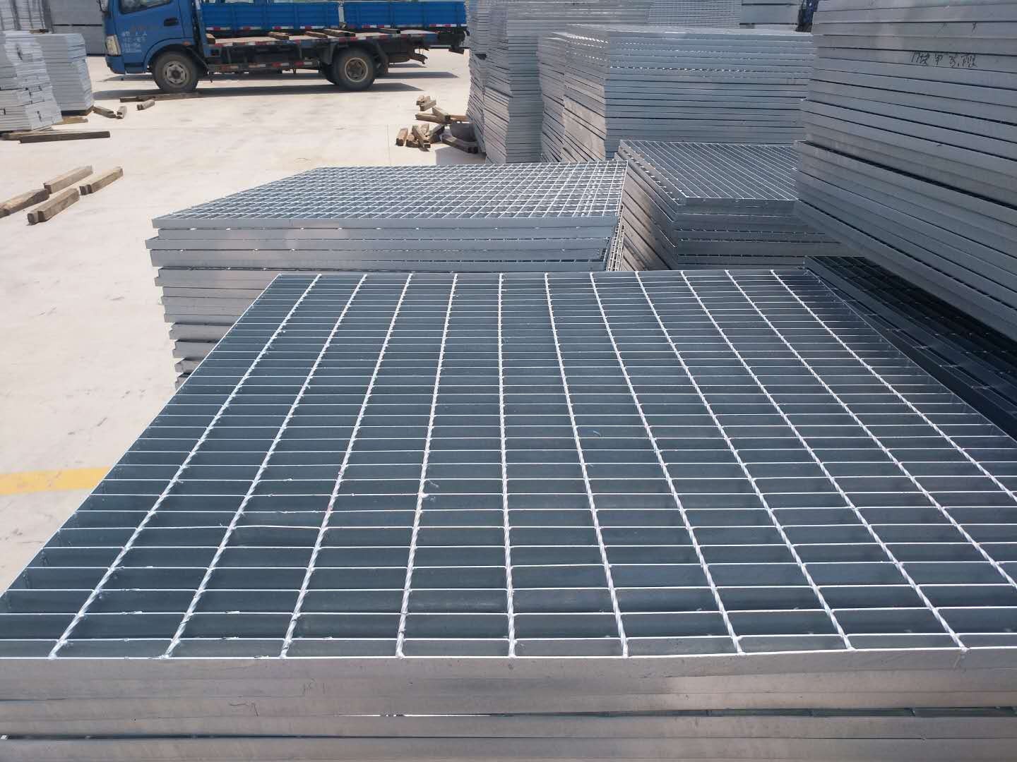山东踏步板格栅板定制 格栅踏步板理论重量表 标准