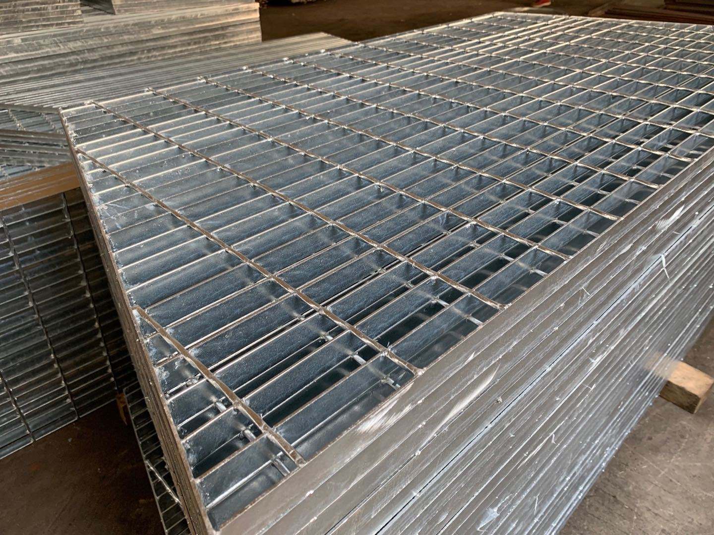 福建热镀锌格栅踏步板 热镀锌钢格栅踏步板标准