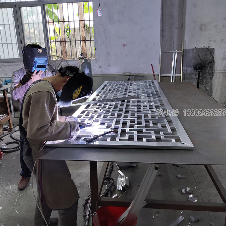 玻璃幕墙铝合金格栅图片 铝合金玻璃幕墙施工工艺流程视频