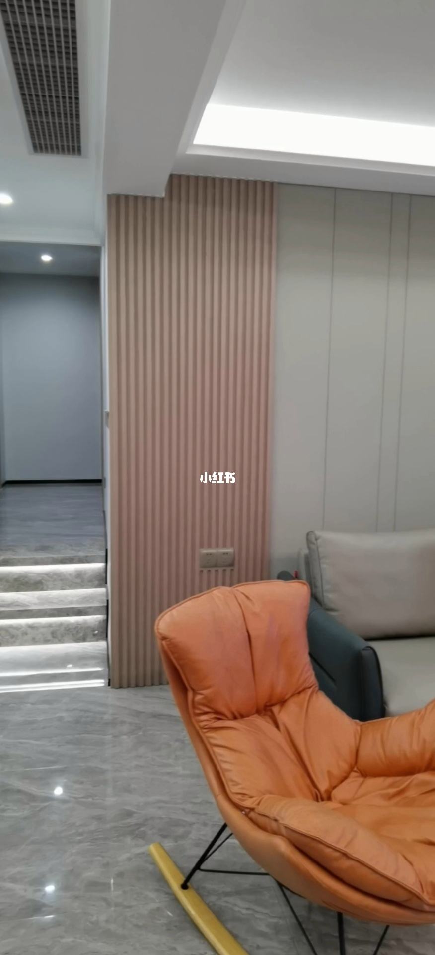 沙发背景墙铝合金格栅好吗 沙发背景墙金属条隔断怎么做