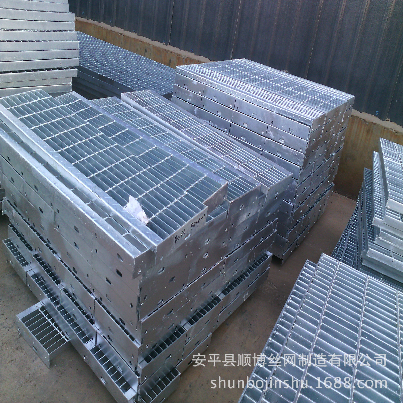 楼梯踏步板钢格栅规格齐全 楼梯踏步板钢格栅规格齐全图片