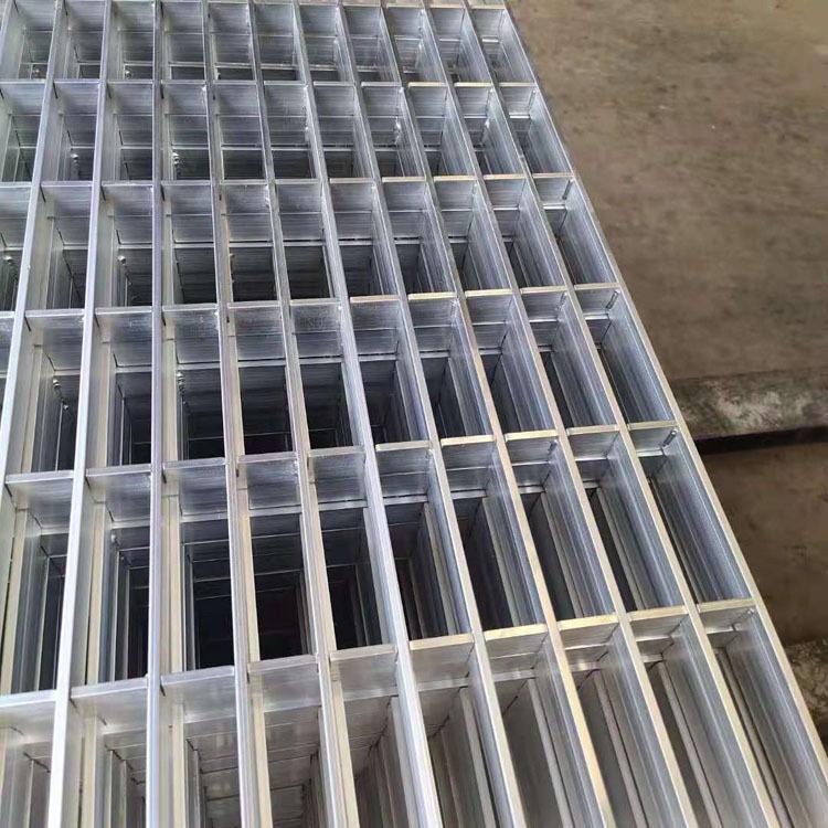 铝合金格栅版照片 铝合金格栅隔断墙效果图
