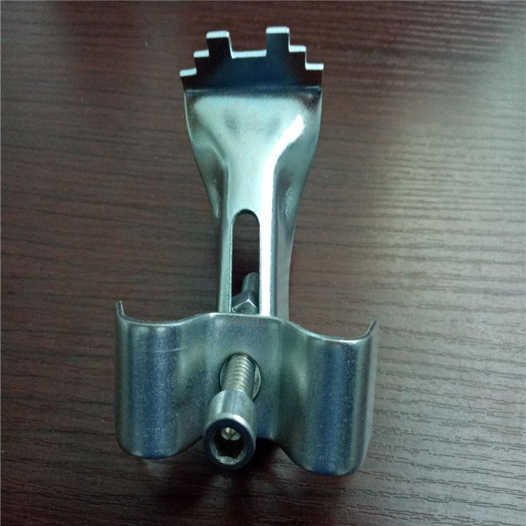 铝合金格栅卡箍怎么安装 铝合金格栅卡箍怎么安装的